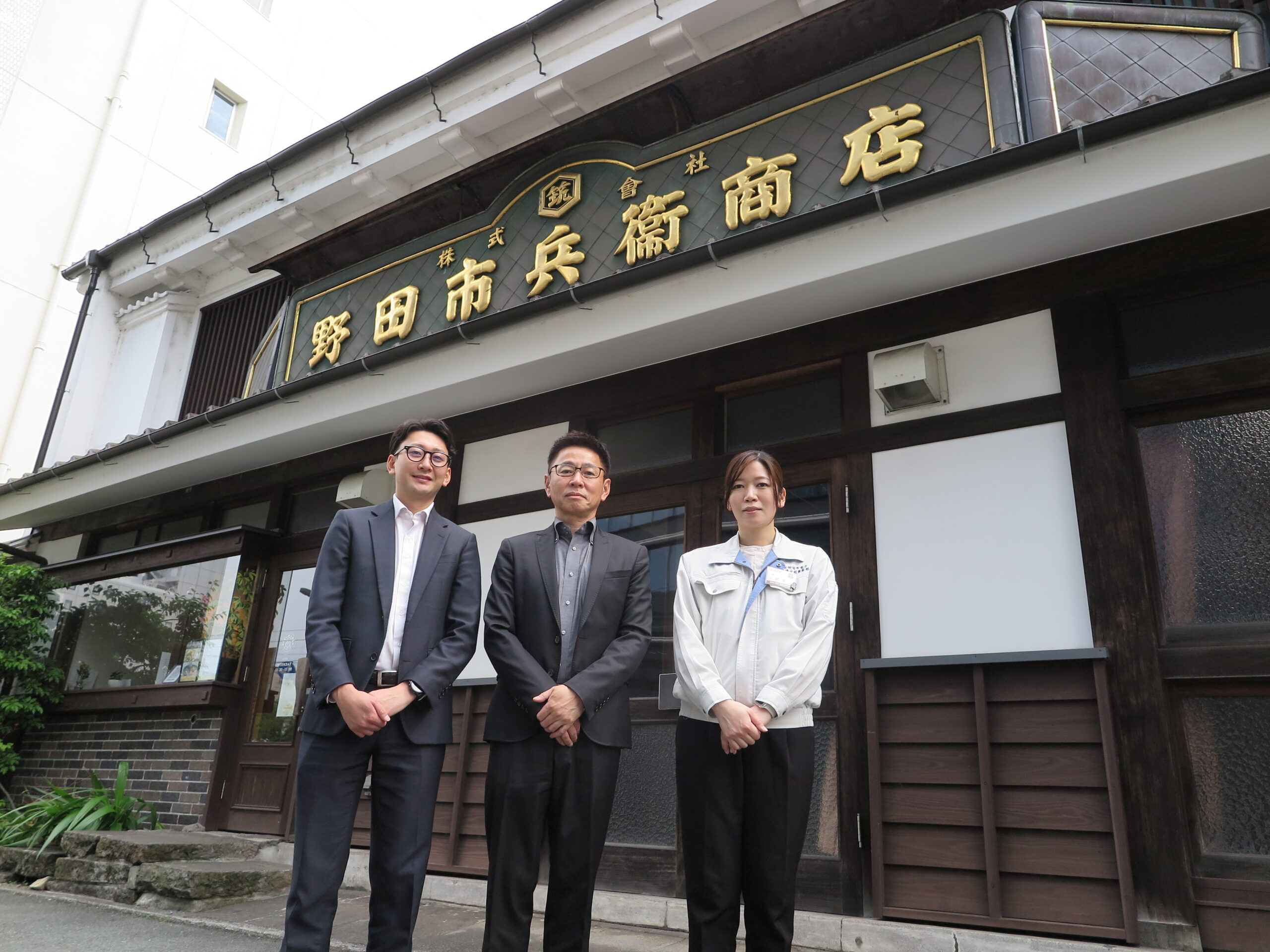 グループ会社の株式会社野田市兵衞商店本社前にて。こちらの建物は熊本市が指定する景観指定形成建造物のうちの1つで、ハンズオンセミナーの会場ともなっている。