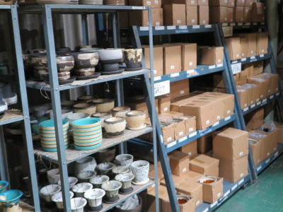倉庫内の様子。家庭園芸向けの商品なら何でもそろう、豊富な品揃えが特徴のひとつ。