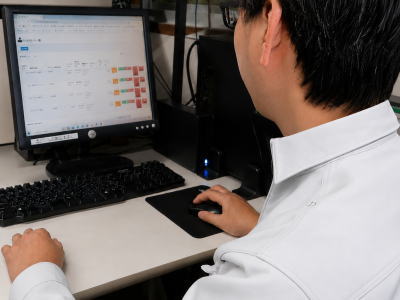 Pittalyクラウドサービスにサインインし、受注データを確認する木村氏。