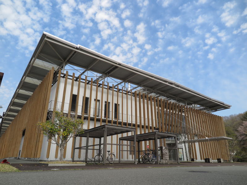 西播磨県民局庁舎。周囲の自然と調和した、明るく開放的なデザインが特徴。
