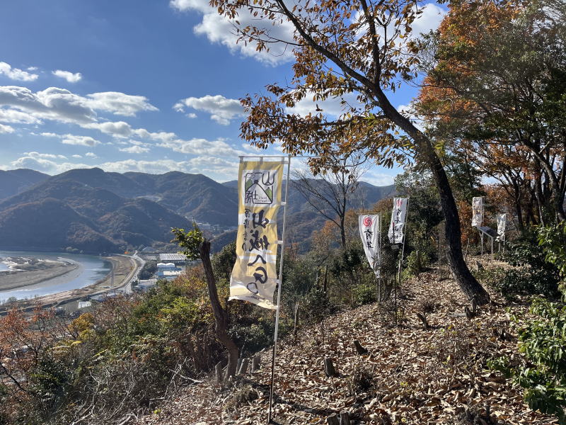 有年山城にたなびく「西播磨の山城へGO」のノボリ。眼下には西播磨の美しい景色が拡がっている。