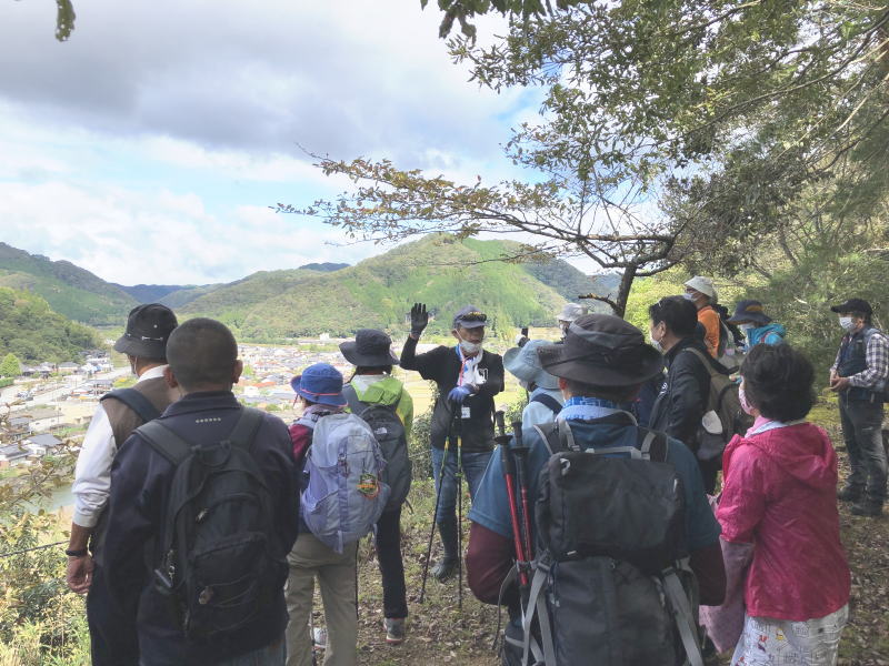 利神城にて。ガイドさんが山城の歴史などを説明をしている。