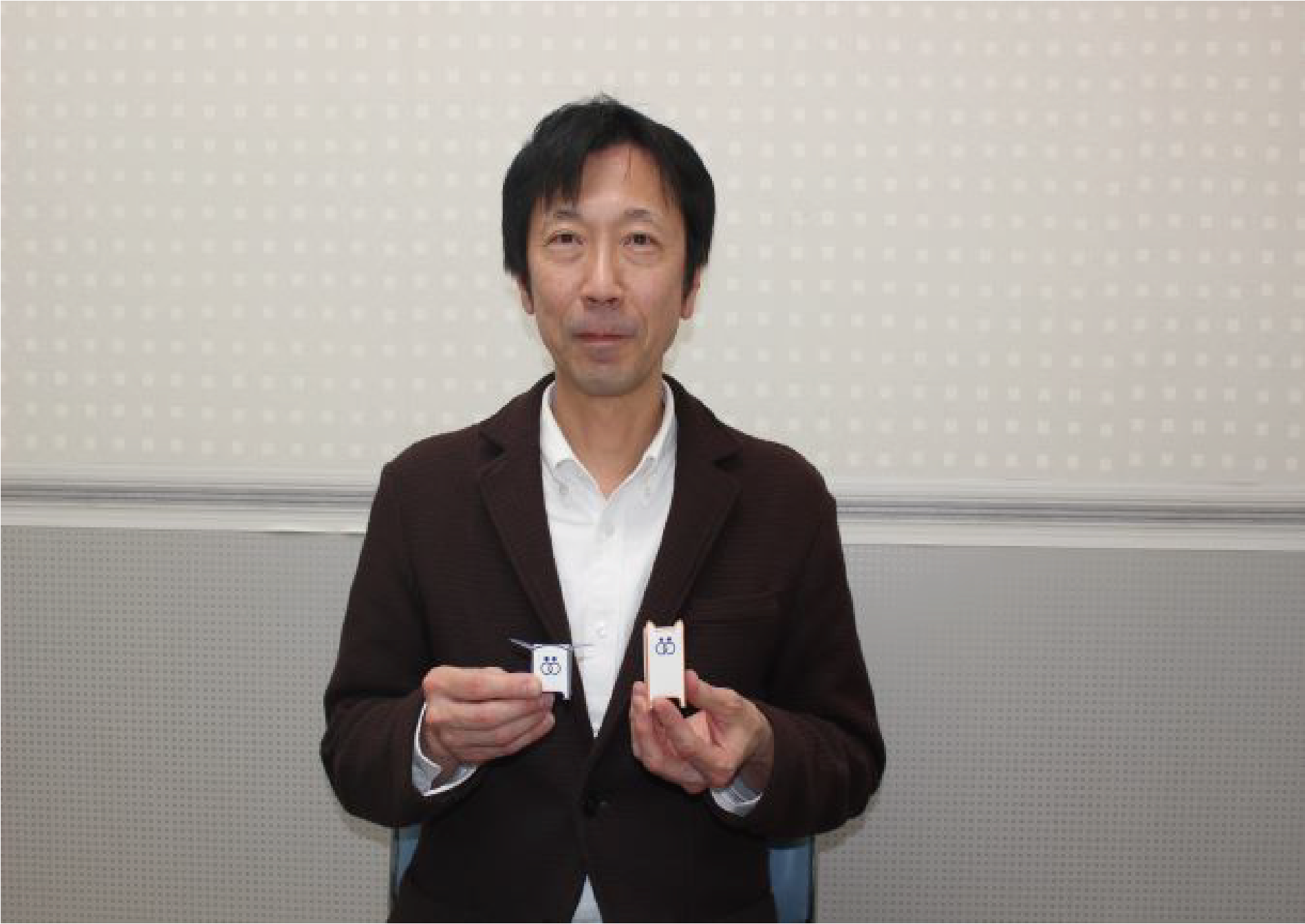 マスコットキャラクター「統（みつる）」と「一（はじめ）」を紹介する雫石社長