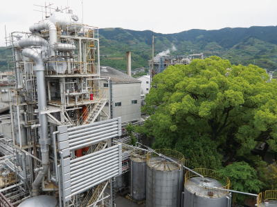 本社周辺は築野グループの施設が連なり、充填工場ともパイプを通じて24時間、油脂類をはじめとする素材がやりとりされる。また、貼札と出荷指図書を路線便トラックが来ている充填工場まで5分ほどクルマで移動して届けていた工程についても、今回見直しが図られた。